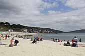 Leute entspannen am Strand, Lyme Regis, Dorset, England, Großbritannien