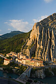 Blick auf die Stadt Sisteron zwischen dem Fluss Durance und hohen Kalksteinfelsen, Alpes-de-Haute-Provence, Provence, Frankreich