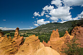 Colorado Provencal, Ockerfelsen unter blauem Himmel, Rustrel, Vaucluse, Provence, Frankreich