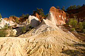 Colorado Provencal, Ockerfelsen unter blauem Himmel, Rustrel, Vaucluse, Provence, Frankreich