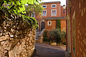 Im Dorf Roussillon, Vaucluse, Provence, Frankreich