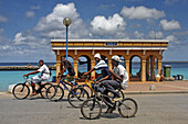 Karibik, Niederländische Antillen, Bonaire, Kralendijk, Jugendliche mit Fahrraedern, Promenade