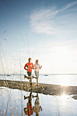 Paar joggt am Starnberger See, Ambach, Bayern, Deutschland