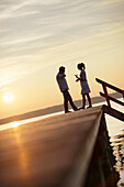 Paar steht auf einem Steg am Starnberger See, Ambach, Bayern, Deutschland