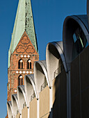 Sankt Marien Kirche und moderne Architektur, Hansestadt Lübeck, Schleswig Holstein, Deutschland