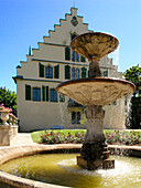 Brunnen vor Schloss Rosenau im Sonnenlicht, Rödental, Franken, Bayern, Deutschland