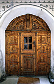 Eingangstür im alten Teil von Schuls, Unterengadin, Engadin, Schweiz