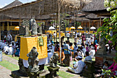 Menschen bei Tempelzeremonie im Hindu Tempel Pura Puseh, Batuan, Bali, Indonesien