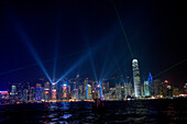 Lasershow über der Skyline von Hong Kong Island bei Nacht, Central District, Hong Kong, China, Asien