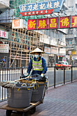 Strassenkehrer mit Atemschutzmaske in Chinatown, Yau Ma Tei, Kowloon, Hong Kong, China, Asien