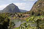 Blick auf das Dorf Nong Kiao am Fluss Nam, Provinz Luang Prabang, Laos