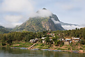 Blick auf das Dorf Nong Kiao am Fluss Nam Ou, Provinz Luang Prabang, Laos