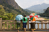Drei laotische Mädchen stehen auf der Brücke über den Fluss Nam Ou, Provinz Luang Prabang, Laos