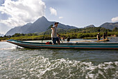 Fischer in ihren Booten auf dem Fluss Nam Ou, Provinz Luang Prabang, Laos