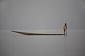 Intha Fischer auf seinem Fischerboot stehend auf dem Inle See, Shan Staat, Myanmar, Burma