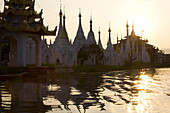 Goldene Stupas im Sonnenuntergang am Inle See, Shan Staat, Myanmar, Burma