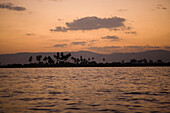 Abendrot nach Sonnenuntergang mit Palmen am Inle See, Shan Staat, Myanmar, Burma