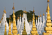 Weisse und goldene Stupas in Mandalay, Myanmar, Burma