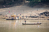 Spielende Kinder am Ufer des Ayeyarwady Fluss zwischen Mandalay und Bagan in Myanmar, Burma