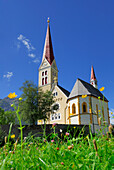 Blumenwiese mit Kirche in Holzgau, Lechtal, Tirol, Österreich
