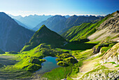 Unterer Seewisee mit Memminger Hütte und Seekogel, Allgäuer Alpen im Hintergrund, Lechtaler Alpen, Tirol, Österreich