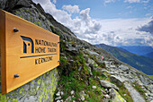 Schild Nationalpark Hohe Tauern Kernzone neben Wanderweg, Hohe Tauern, Nationalpark Hohe Tauern, Schobergruppe, Osttirol, Österreich