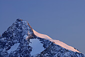 Großglockner mit Hütte Adlersruhe im Morgenlicht, Nationalpark Hohe Tauern, Tirol, Österreich