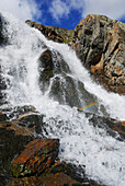 Wasserfall mit Regenbogen nahe der Elbersfelder Hütte, Schobergruppe, Hohe Tauern, Nationalpark Hohe Tauern, Kärnten, Österreich