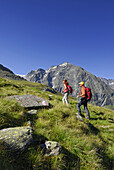 Paar auf Wanderweg, Lüsener Fernerkogel, Stubaier Alpen, Stubai, Tirol, Österreich