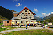 Wanderer auf der Hüttenterrasse der Franz Senn-Hütte, Stubaier Alpen, Stubai, Tirol, Österreich