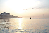 Blick über den Bosporus bei Sonnenuntergang, Bospurus Brücke im Hintergrund, Bogaziçi köprüsü, Istanbul, Türkei, Europa