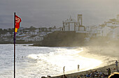 Leute am Strand, Sao Roque bei Ponta Delgada, Insel Sao Miguel, Azoren, Portugal