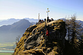 Leute beim Wandern am Kranzberg über dem Inntal, Oberbayern, Bayern, Deutschland