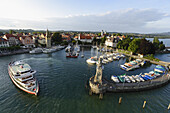 Ausflugsboot verlässt Hafen, Lindau, Bayern, Deutschland
