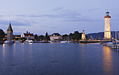 Hafeneinfahrt mit Leuchtturm und Löwe, Lindau, Bayern, Deutschland