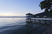 Gäste in einem Pavillon an der Seepromenade, Bregenz, Vorarlberg, Österreich