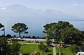 Blick über die Promenade auf den Genfersee, Montreux, Kanton Waadt, Schweiz