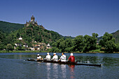 Reichsburg unter blauem Himmel und Ruderboot auf dem Fluss, Mosel, Rheinland-Pfalz, Deutschland