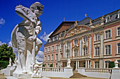 Skulpturen vor dem Kurfürstliches Palais im Sonnenlicht, Trier, Rheinland-Pfalz, Deutschland