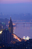Abendliche Athmosphäre über der Skyline am Jangtse Flußufer, Chongqing, China, Asien