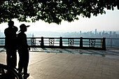 Ein Paar geniesst den Blick auf die Skyline in Chongqing, China, Asien