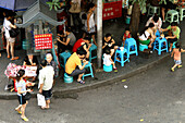 Leute sitzen und essen in einem Straßenrestaurant in Chongqing, China, Asien