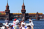 Bootsfahrt auf der Spree und Oberbaumbrücke, Berlin, Deutschland