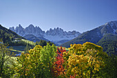Herbstlandschaft mit Geislerspitzen im Hintergrund, Dolomiten, Villnöss, Südtirol, Italien