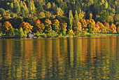 Bootshaus am Zeller See im Herbst, Hohe Tauern, Zell am See, Salzburg, Österreich