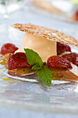 Dessert mit Erdbeeren und Eis, Restaurant Guth, Lauterach, Bodensee, Österreich