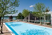 Menschenleerer Pool auf der Dachterrasse im Sonnelicht, Hotel Riva, Konstanz, Bodensee, Baden-Württemberg, Deutschland