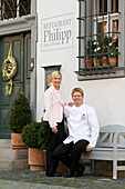Heike und Michael Philipp vor ihrem Restaurant, Restaurant Philipp, Sommerhausen, Franken, Bayern, Deutschland