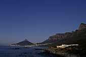 Blick auf das beleuchtete The Twelve Apostles Hotel bei Nacht, Lion's Head, Camps Bay, Kapstadt, Südafrika, Afrika