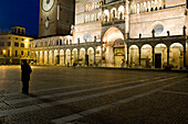 Piazza Duomo, Domplatz, Glockenturm, Torazzo, und Dom bei Nacht, Cremona, Lombardei, Italien